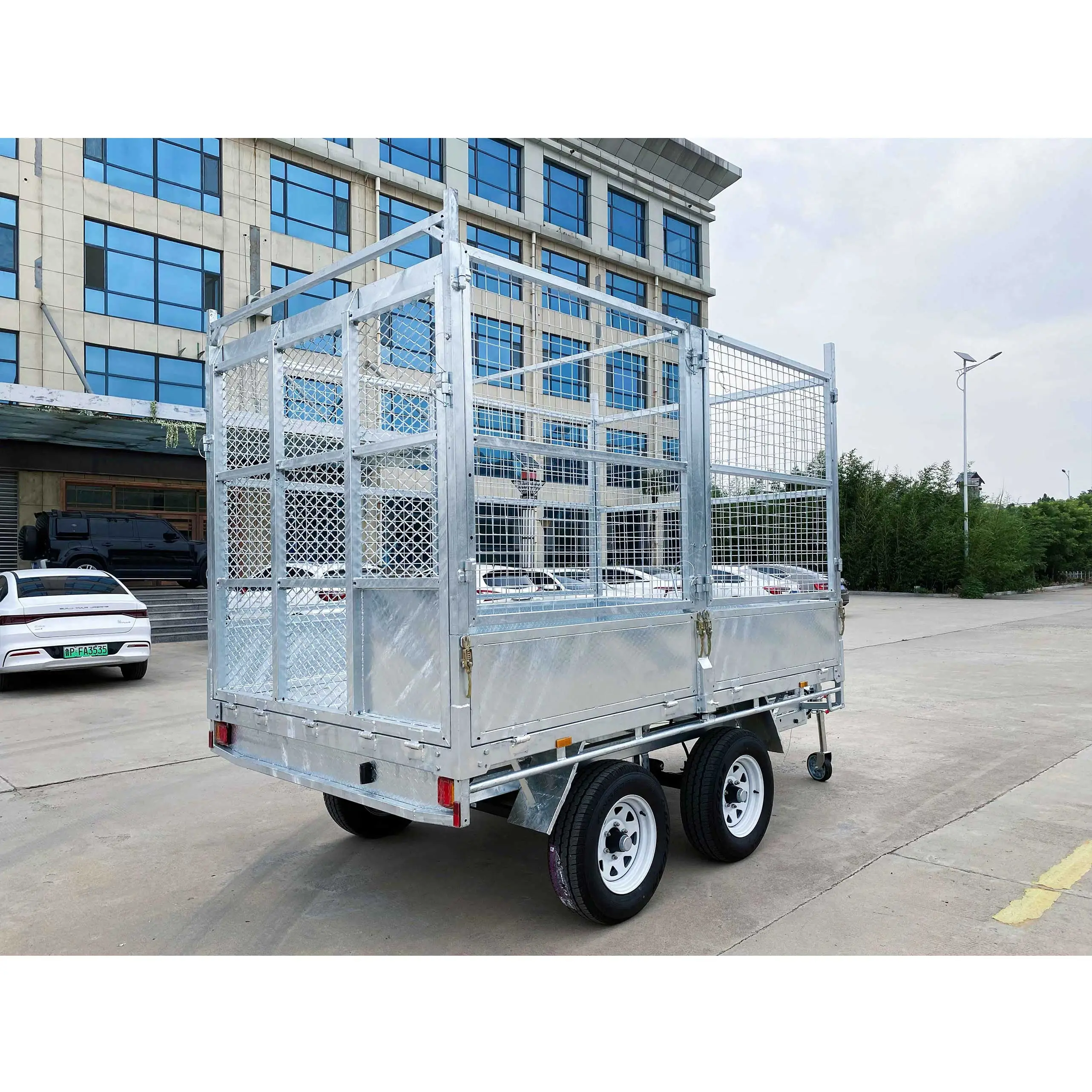 Enclosed tandem trailer